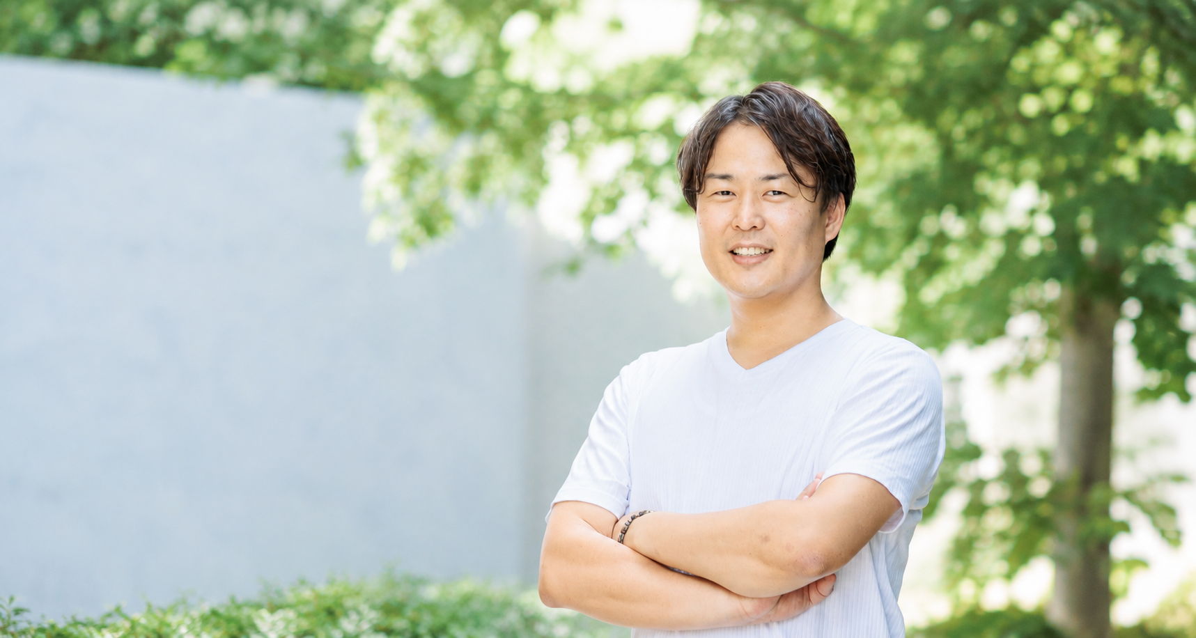 緑の中で穏やかに微笑むマツオ