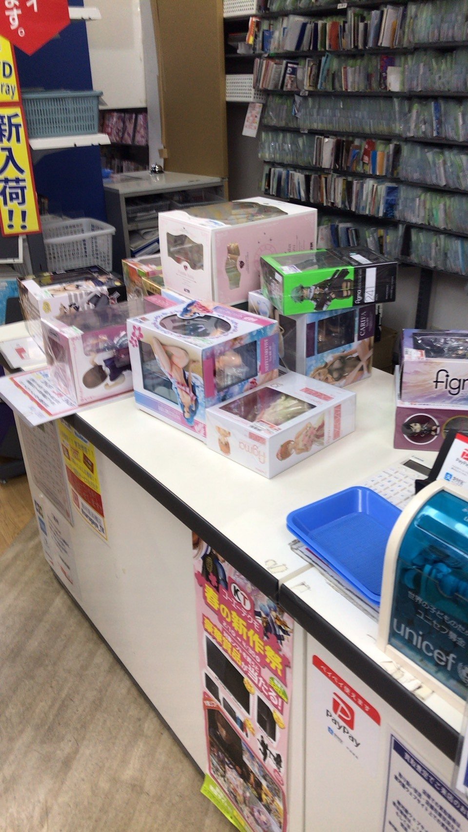 実店舗で仕入れた商品の山